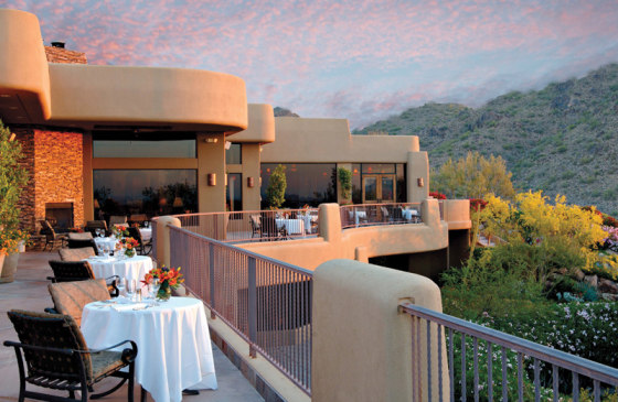 CopperWynd style means king-size beds adorned with Italian Filo d'Oro linens, bathrooms with oversized tubs, and private balconies with delectable desert views. 